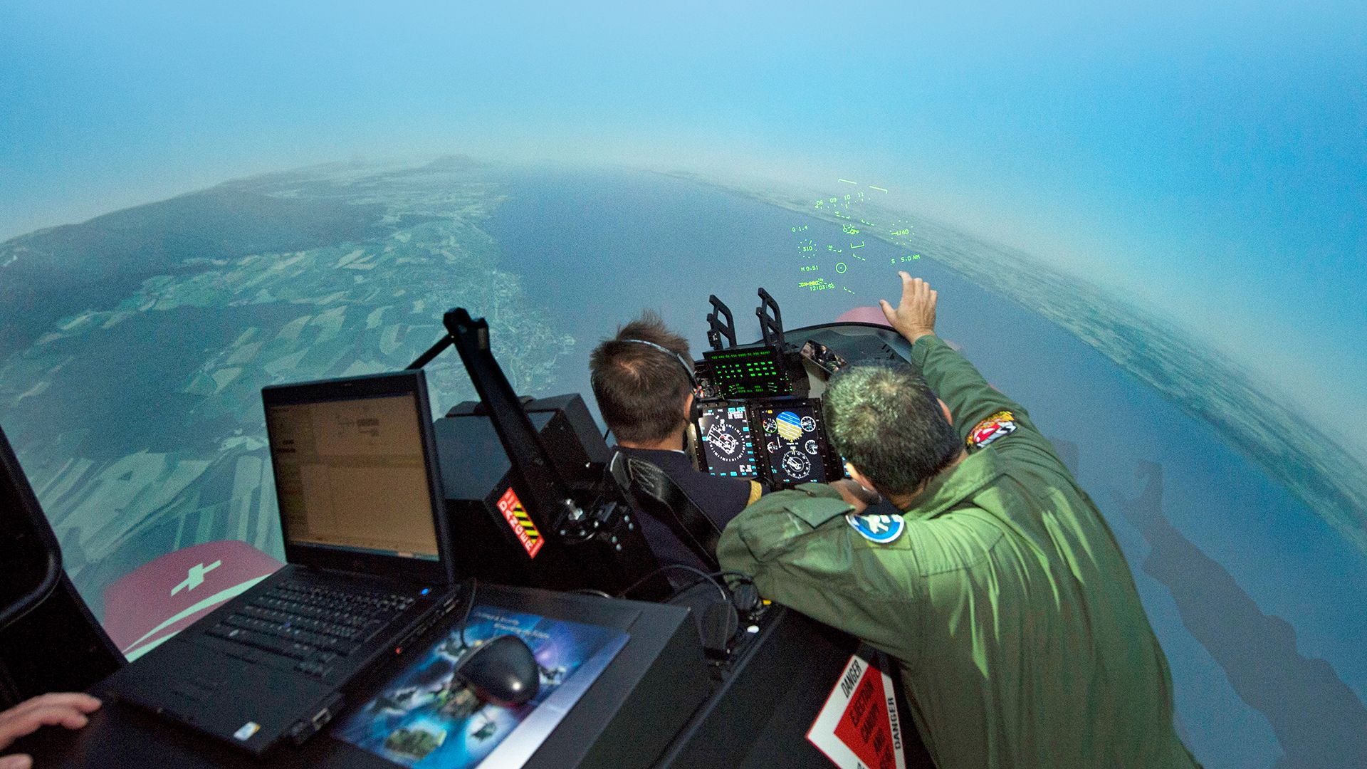 Flug in Simulator PC-21 der Pilotenschule der Luftwaffe